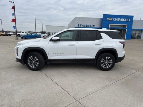 Used 2025 Chevrolet Equinox LT image 2