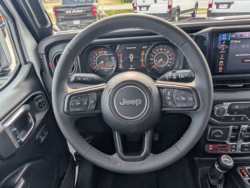 Used 2026 Jeep Wrangler Unlimited Rubicon AWD/4WD image 15