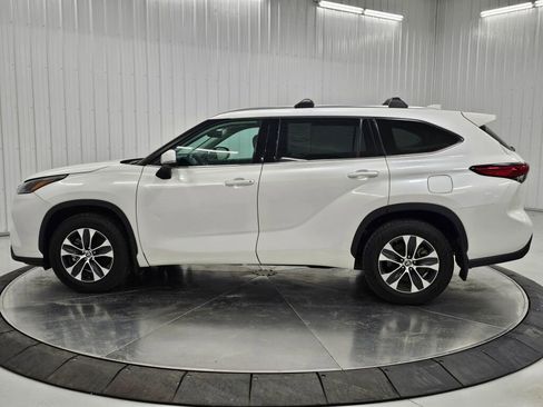 Used 2021 Toyota Highlander XLE image 2