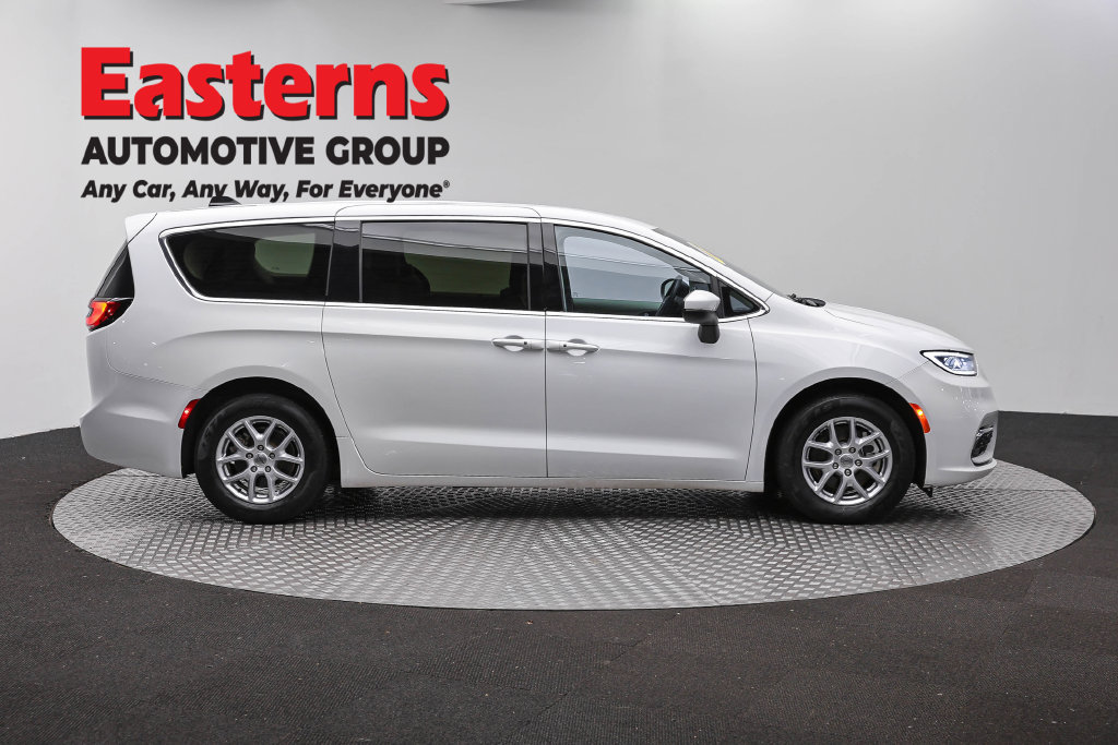 Used 2023 Chrysler Pacifica Touring-L FWD image 5
