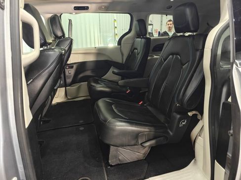 Used 2021 Chrysler Pacifica Touring-L w/ Uconnect Theater Family Group FWD image 25