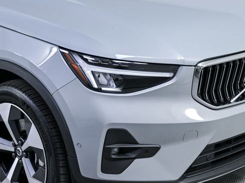 Certified 2025 Volvo XC40 B5 Plus image 38