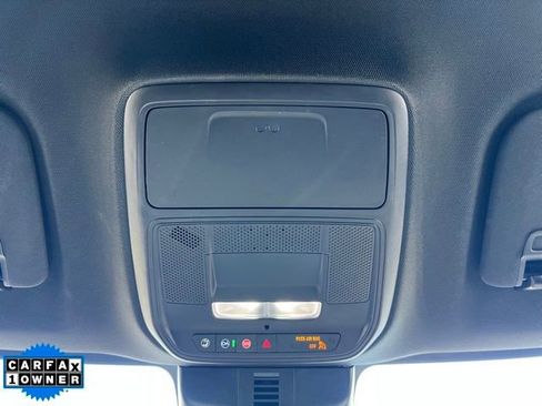 Used 2025 Chevrolet Traverse LT image 32