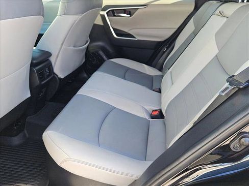 Used 2021 Toyota RAV4 XLE Premium image 19