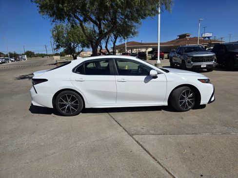 Used 2024 Toyota Camry SE image 2