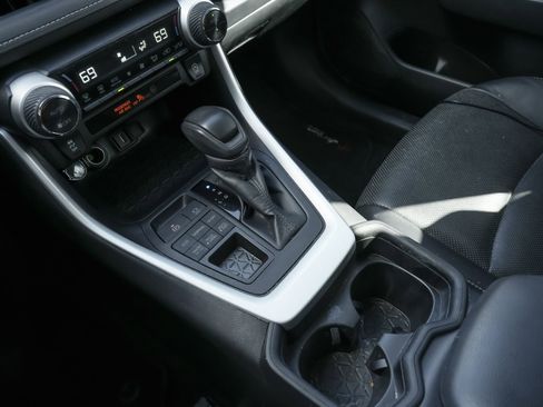 Used 2020 Toyota RAV4 XLE image 22