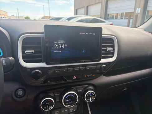 Used 2024 Hyundai Venue Limited FWD image 13