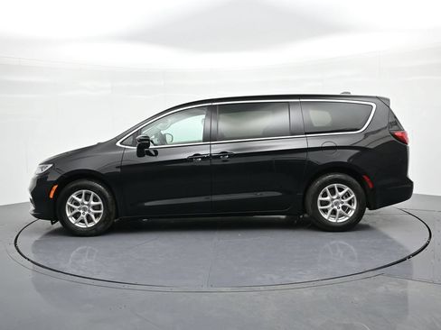 Used 2024 Chrysler Pacifica Touring-L FWD image 9