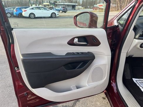 Used 2020 Chrysler Pacifica Limited w/ Tire & Wheel Group image 18