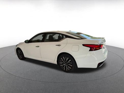 Used 2025 Nissan Altima 2.5 SV FWD image 10