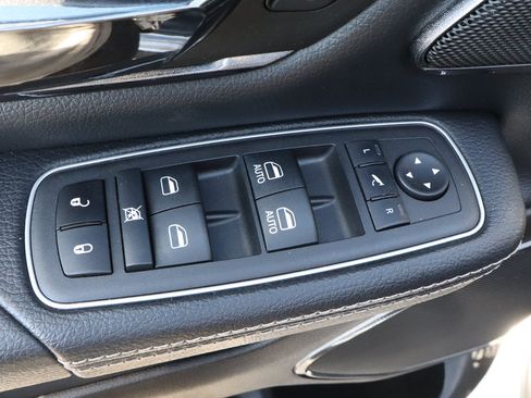 Used 2022 RAM 1500 Laramie AWD/4WD image 16