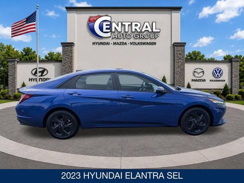 Used 2023 Hyundai Elantra SEL w/ Preferred Accessory Package FWD image 9