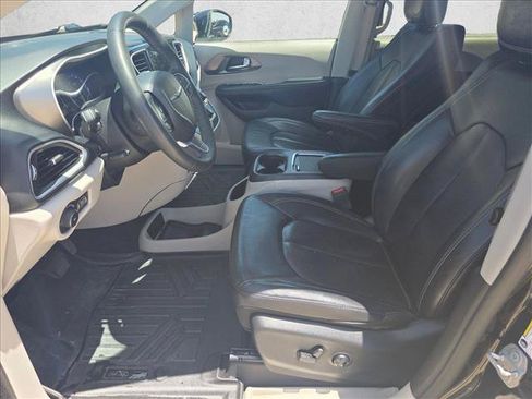 Used 2022 Chrysler Pacifica Touring-L FWD image 12
