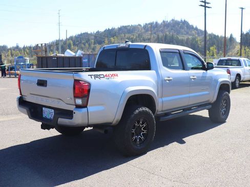 Used 2018 Toyota Tacoma TRD Sport image 5