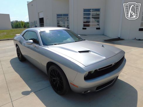 Used 2015 Dodge Challenger SXT w/ Driver Convenience Group RWD image 38