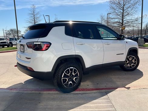 Used 2025 Jeep Compass Trailhawk AWD/4WD image 5