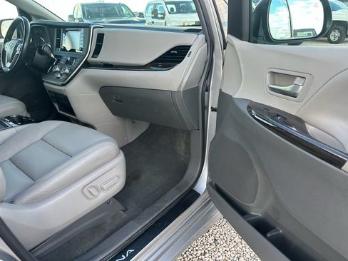 Used 2018 Toyota Sienna XLE w/ XLE Navigation Package AWD/4WD image 14