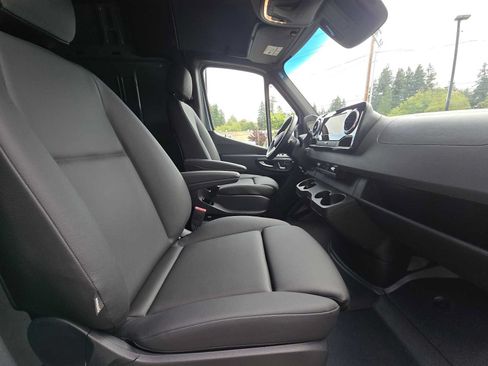 Used 2024 Mercedes-Benz Sprinter 2500 image 12