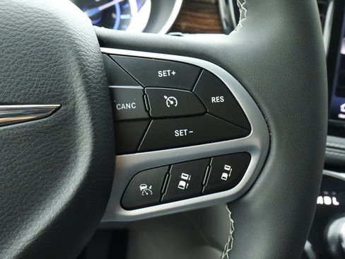 Used 2023 Chrysler Pacifica Limited image 33