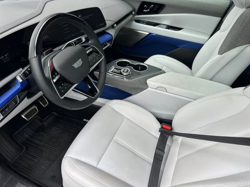 Used 2025 Cadillac Optiq Sport 1 w/ LPO, ONYX Package image 9