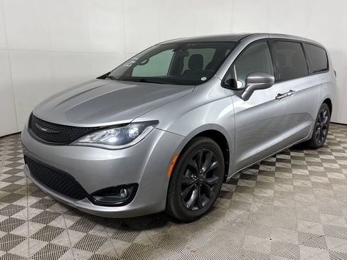 Used 2018 Chrysler Pacifica Touring Plus w/ S Appearance Package FWD image 10