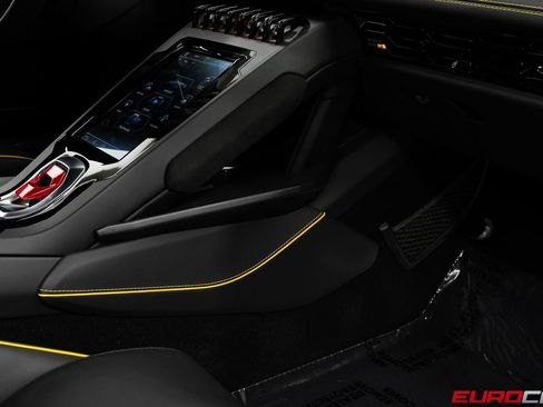 Used 2021 Lamborghini Huracan EVO RWD image 37
