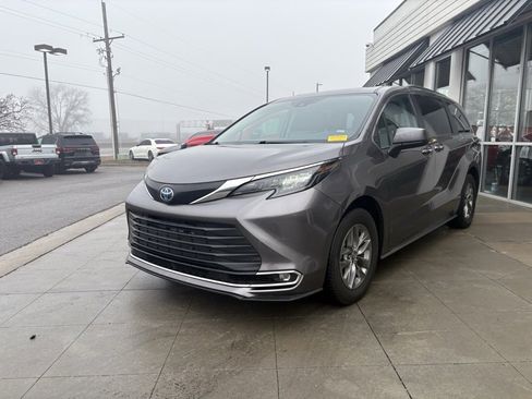 Used 2024 Toyota Sienna XLE image 5