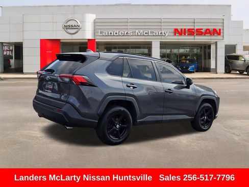 Used 2021 Toyota RAV4 LE FWD image 3