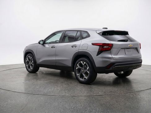 Used 2025 Chevrolet Trax LT FWD image 6
