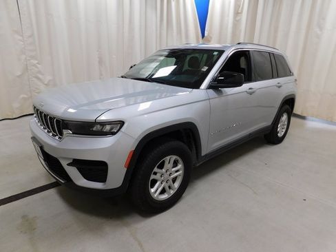 Used 2022 Jeep Grand Cherokee Laredo image 16