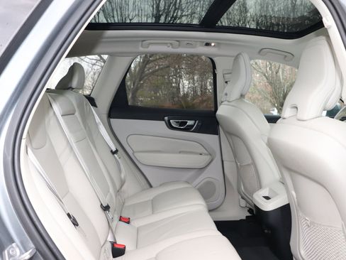 Used 2019 Volvo XC60 T6 Momentum w/ Premium Package image 37