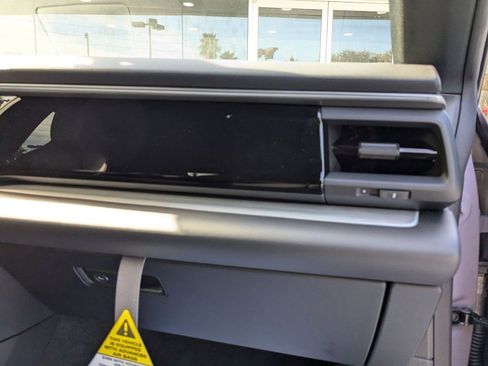 Certified 2025 Porsche Macan Electric image 20