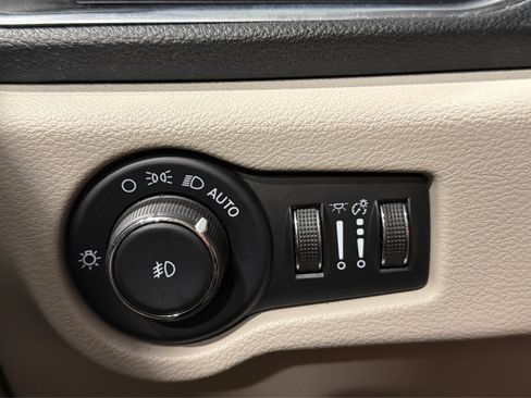 Used 2023 Chrysler Pacifica Limited FWD image 22