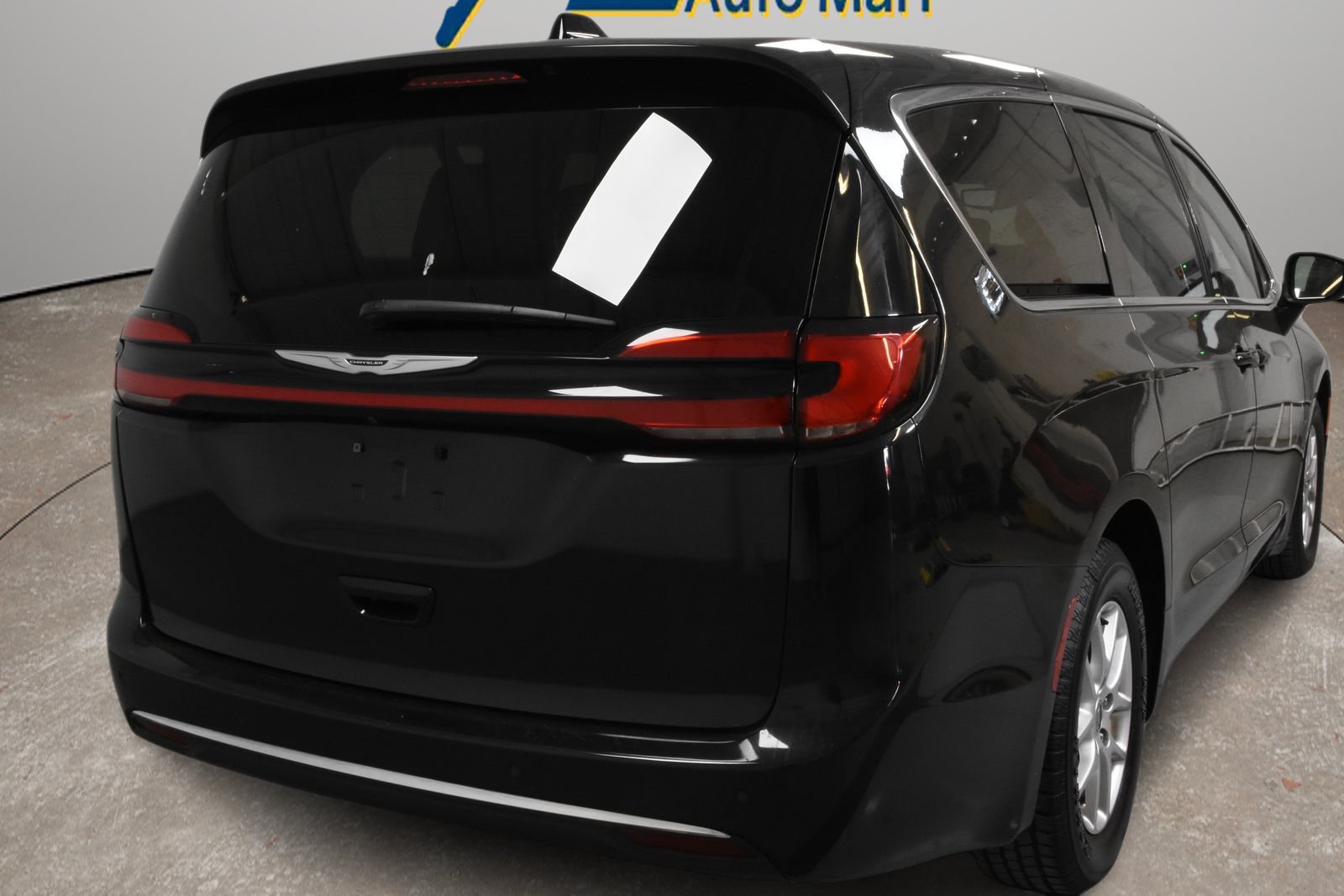 Used 2023 Chrysler Pacifica Touring-L FWD image 3