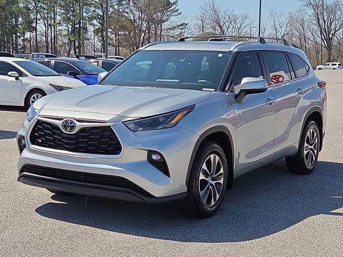 Used 2024 Toyota Highlander XLE image 2