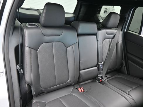 New 2026 Jeep Cherokee Overland image 40