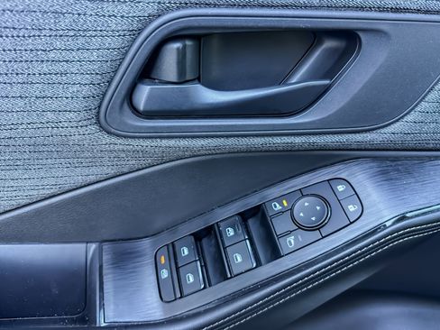 Used 2022 Nissan Rogue S image 11