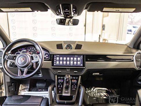 Used 2023 Porsche Cayenne w/ Premium Package image 37