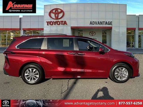 Used 2025 Toyota Sienna XLE image 5