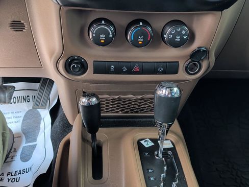 Used 2017 Jeep Wrangler Unlimited Rubicon w/ Connectivity Group AWD/4WD image 19
