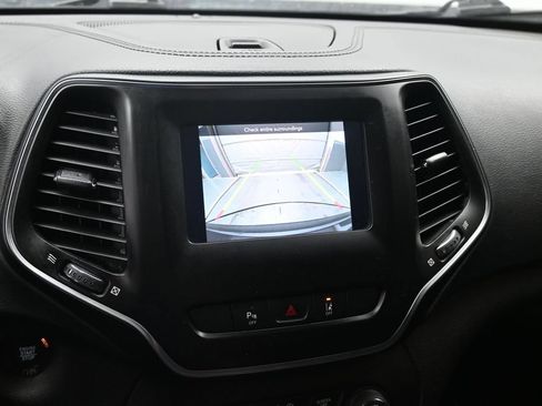 Used 2021 Jeep Cherokee Latitude Plus AWD/4WD image 16