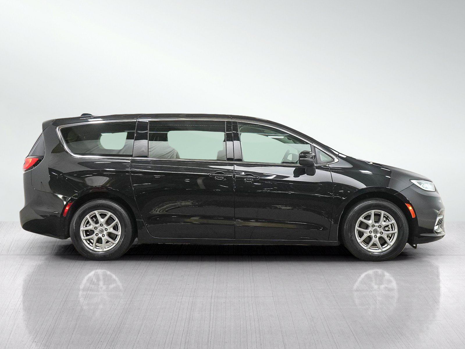 Used 2023 Chrysler Pacifica Touring-L FWD image 8