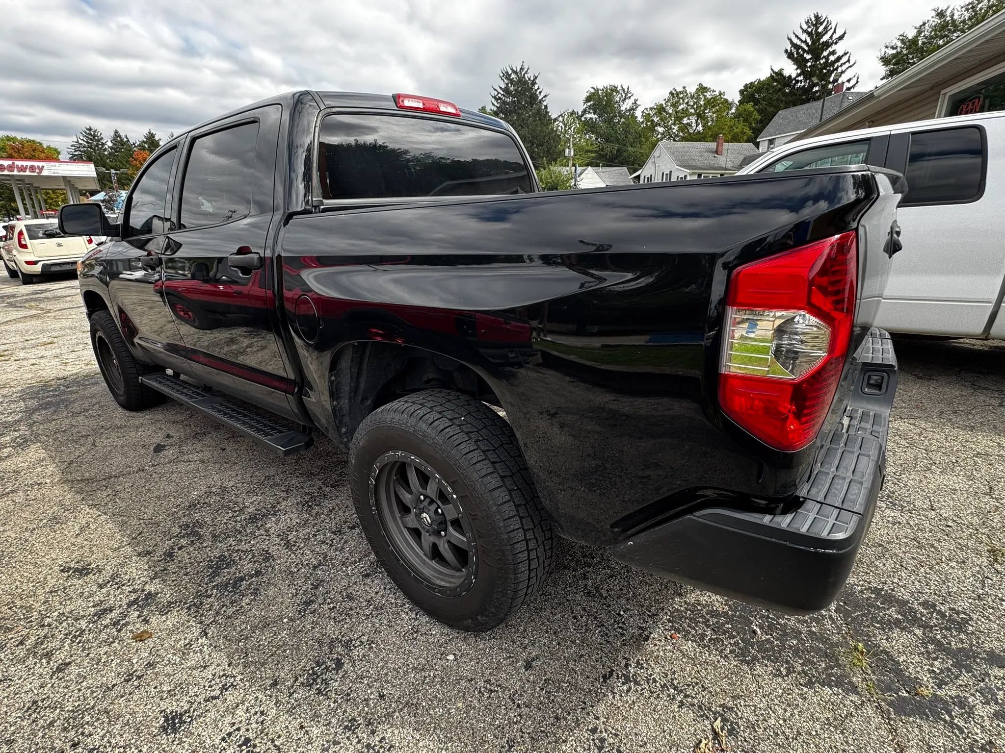 Used 2015 Toyota Tundra SR5 w/ SR5 Upgrade Package AWD/4WD image 5