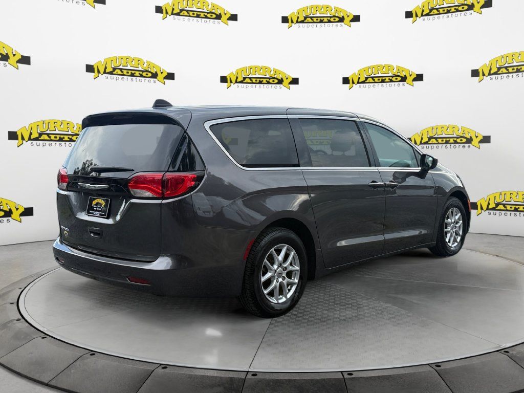 Used 2023 Chrysler Voyager LX FWD image 5