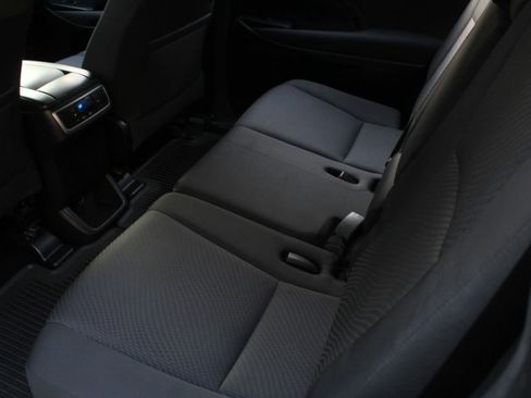 Used 2016 Toyota Highlander LE image 19