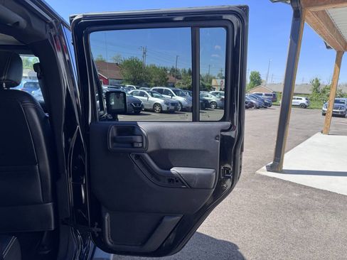 Used 2014 Jeep Wrangler Unlimited Sahara w/ Dual Top Group AWD/4WD image 15