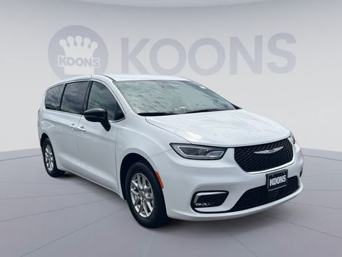 Used 2025 Chrysler Pacifica Select FWD image 18