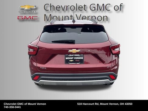 Used 2024 Chevrolet Trax LT w/ LT Convenience Package image 4