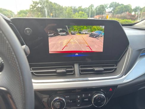 Used 2025 Chevrolet Trax LT FWD image 18