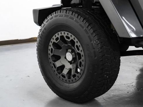 Used 2017 Jeep Wrangler Unlimited Sahara w/ Connectivity Group AWD/4WD image 47